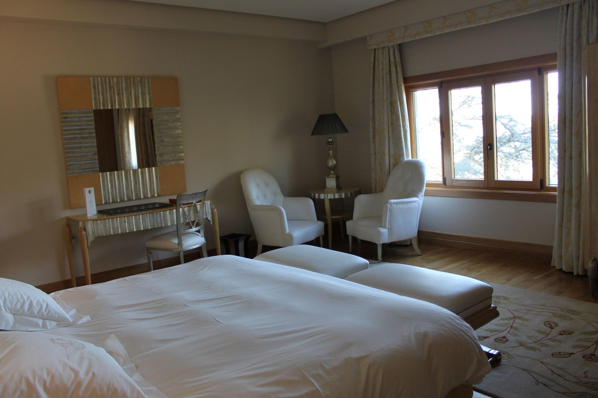 Pazo Los Escudos Hotel Spa & Resort Vigo Zewnętrze zdjęcie A room at the hotel