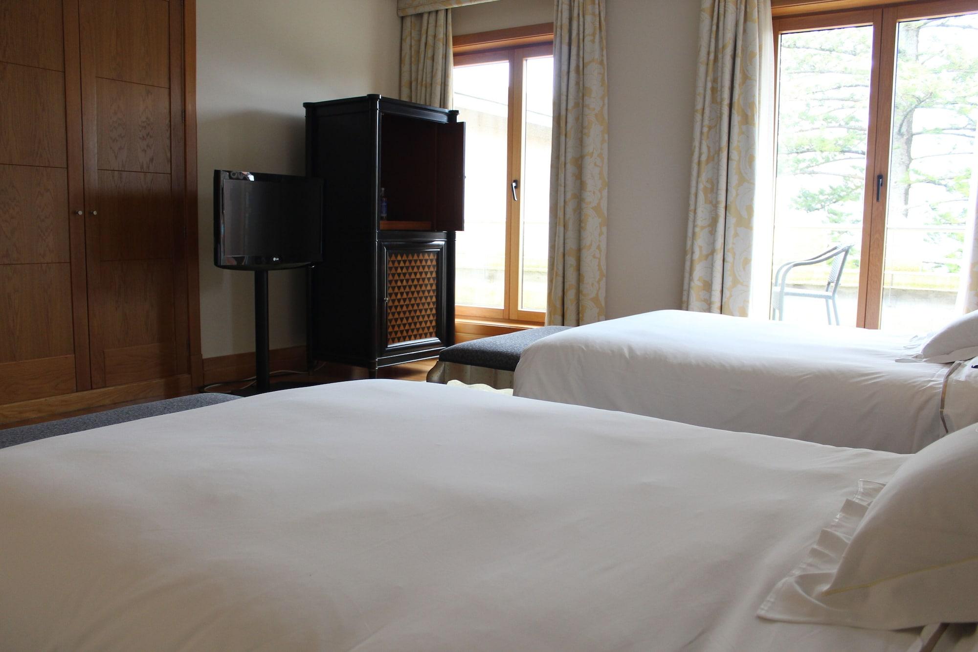 Pazo Los Escudos Hotel Spa & Resort Vigo Zewnętrze zdjęcie A room at the hotel