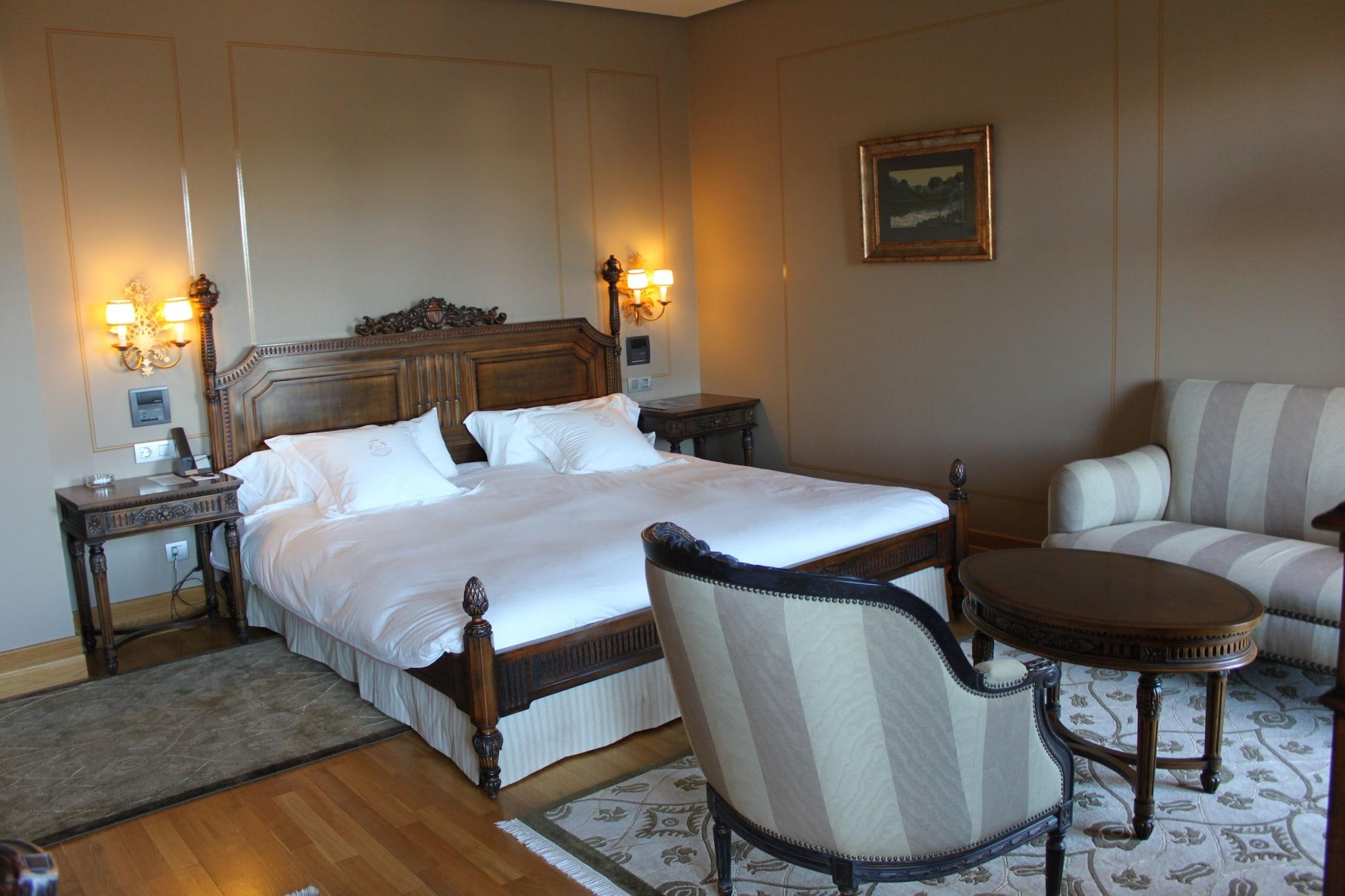 Pazo Los Escudos Hotel Spa & Resort Vigo Zewnętrze zdjęcie A room at the hotel