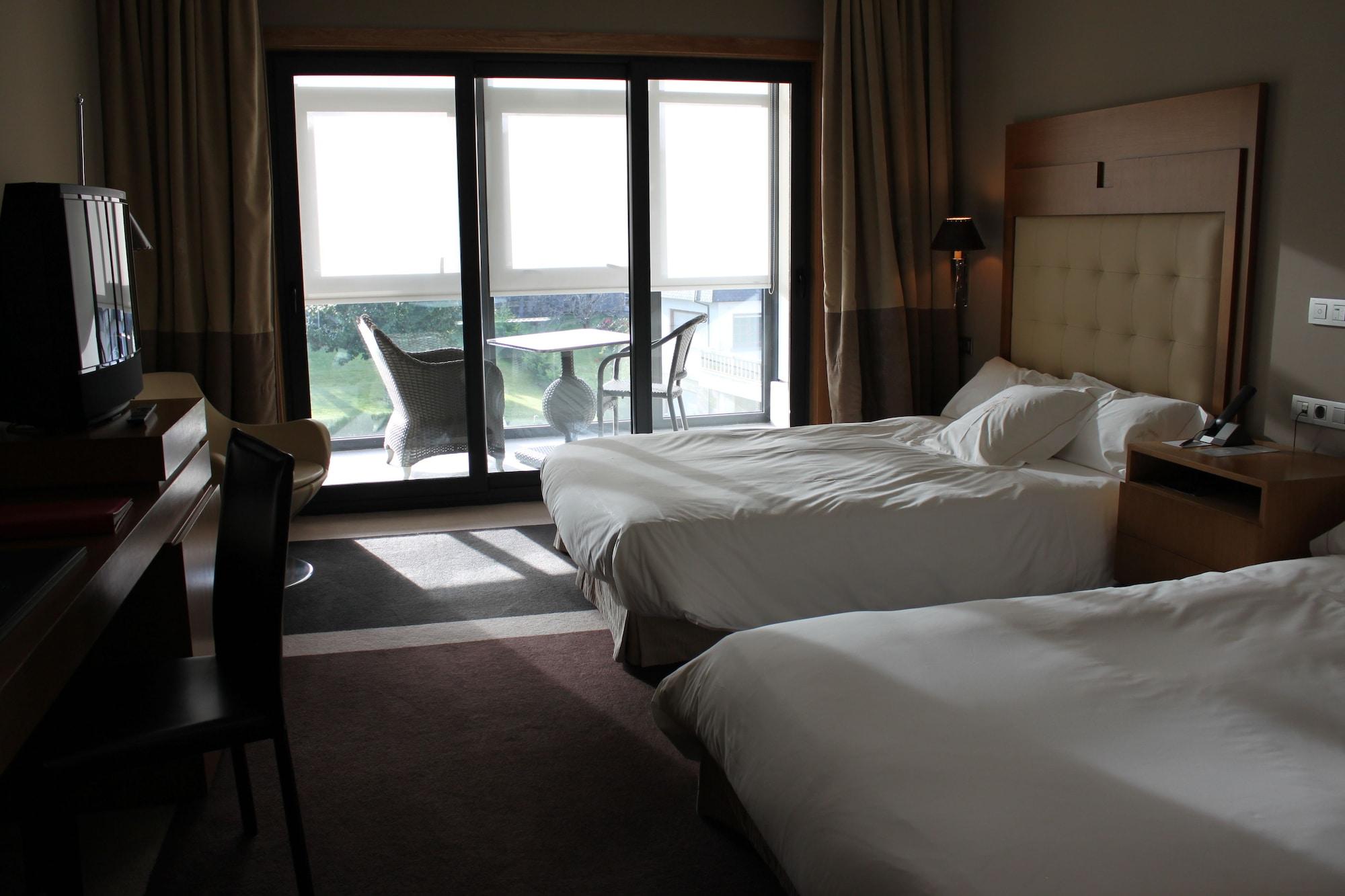 Pazo Los Escudos Hotel Spa & Resort Vigo Zewnętrze zdjęcie A room at the hotel
