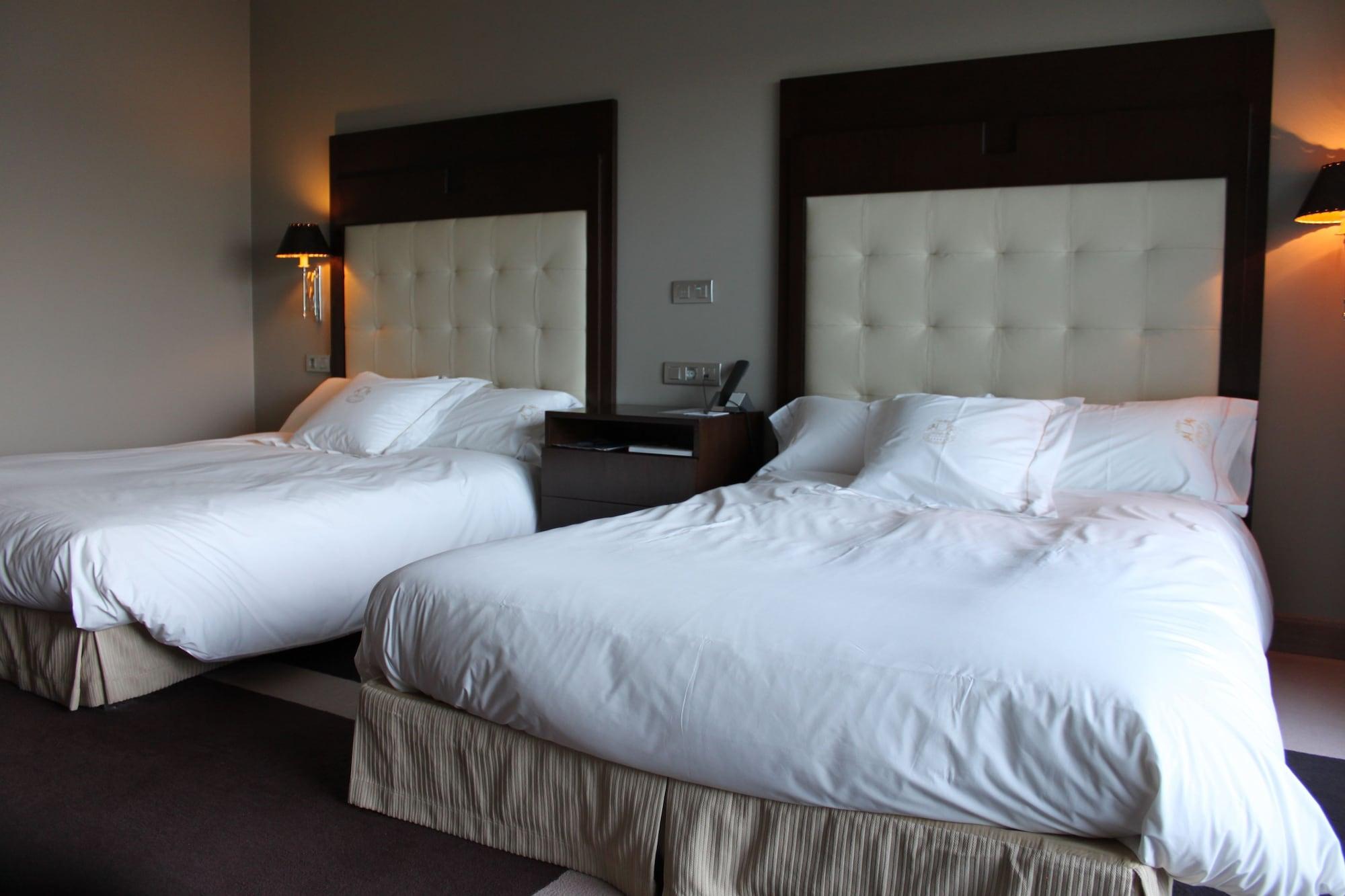 Pazo Los Escudos Hotel Spa & Resort Vigo Zewnętrze zdjęcie A room at the hotel