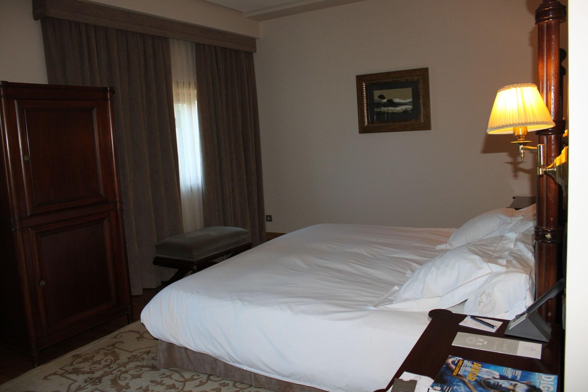 Pazo Los Escudos Hotel Spa & Resort Vigo Zewnętrze zdjęcie A bedroom at the hotel