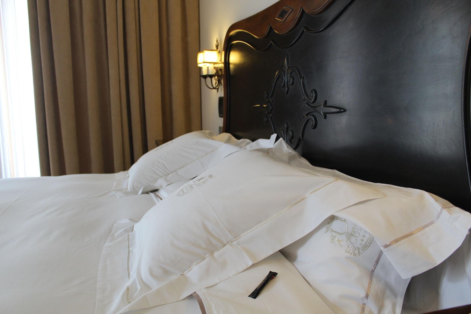 Pazo Los Escudos Hotel Spa & Resort Vigo Zewnętrze zdjęcie A bed with a duvet