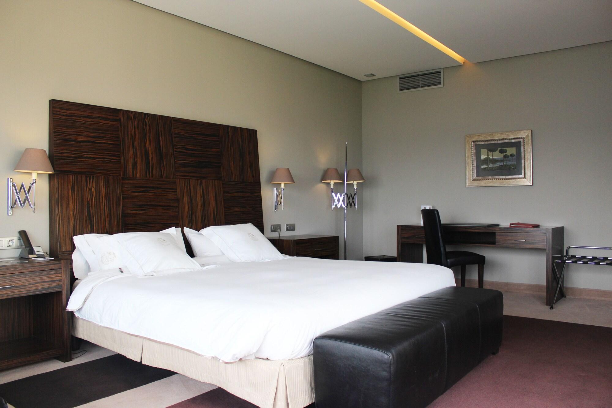 Pazo Los Escudos Hotel Spa & Resort Vigo Zewnętrze zdjęcie A room at the hotel