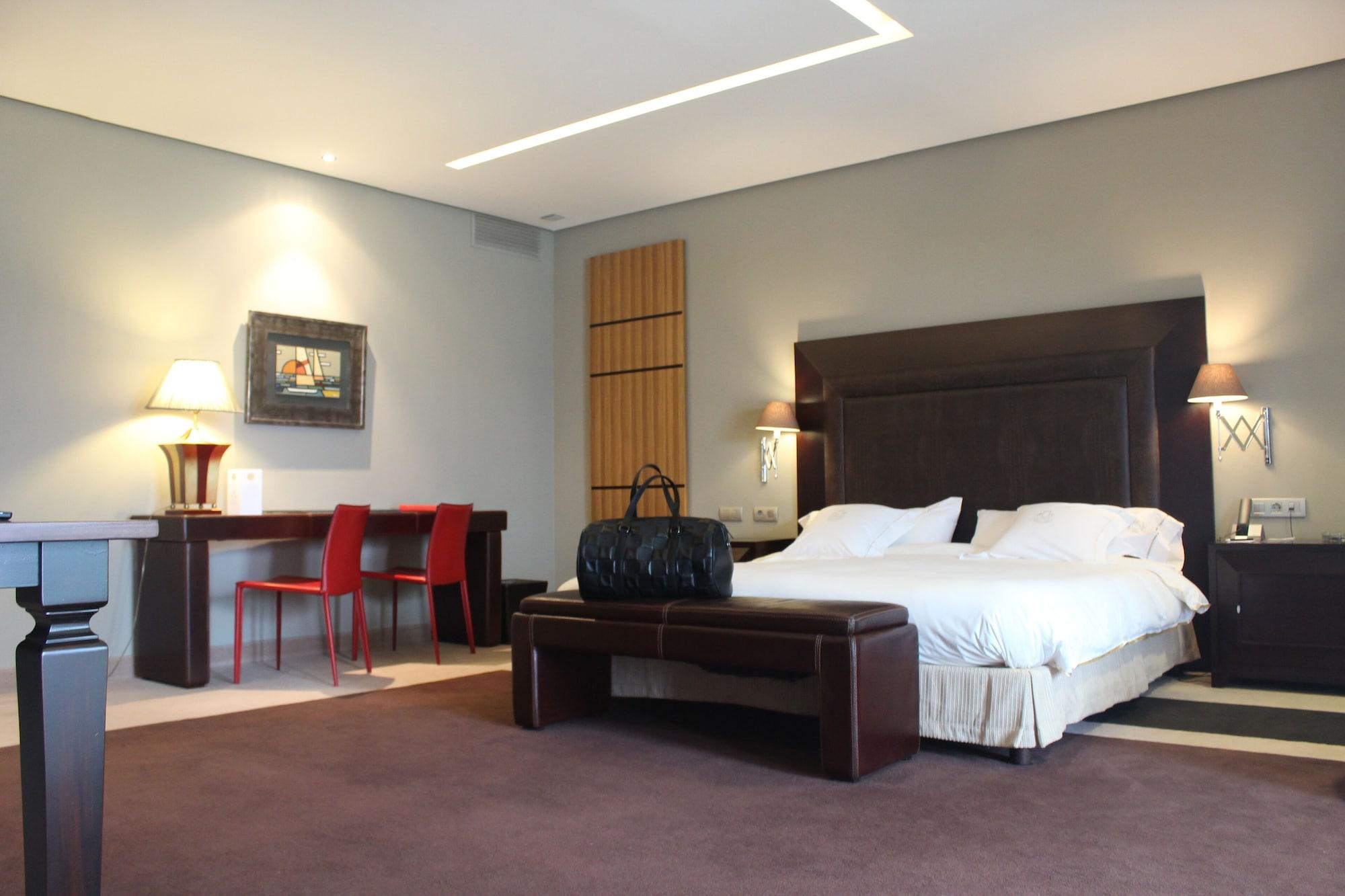 Pazo Los Escudos Hotel Spa & Resort Vigo Zewnętrze zdjęcie A room at the hotel
