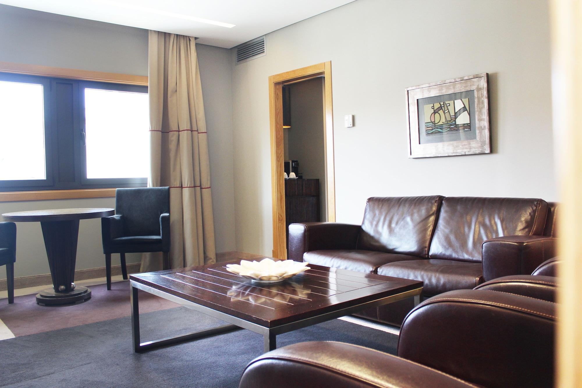 Pazo Los Escudos Hotel Spa & Resort Vigo Zewnętrze zdjęcie A living room in a hotel suite
