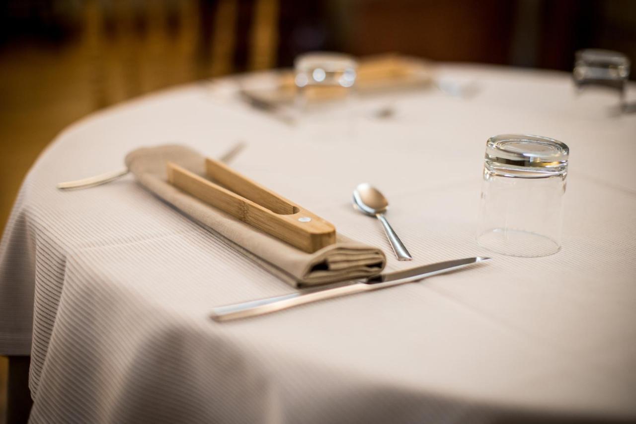 Pazo Los Escudos Hotel Spa & Resort Vigo Zewnętrze zdjęcie A place setting with a sugar bowl
