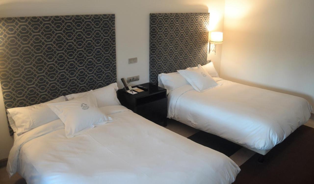 Pazo Los Escudos Hotel Spa & Resort Vigo Zewnętrze zdjęcie A room at the hotel