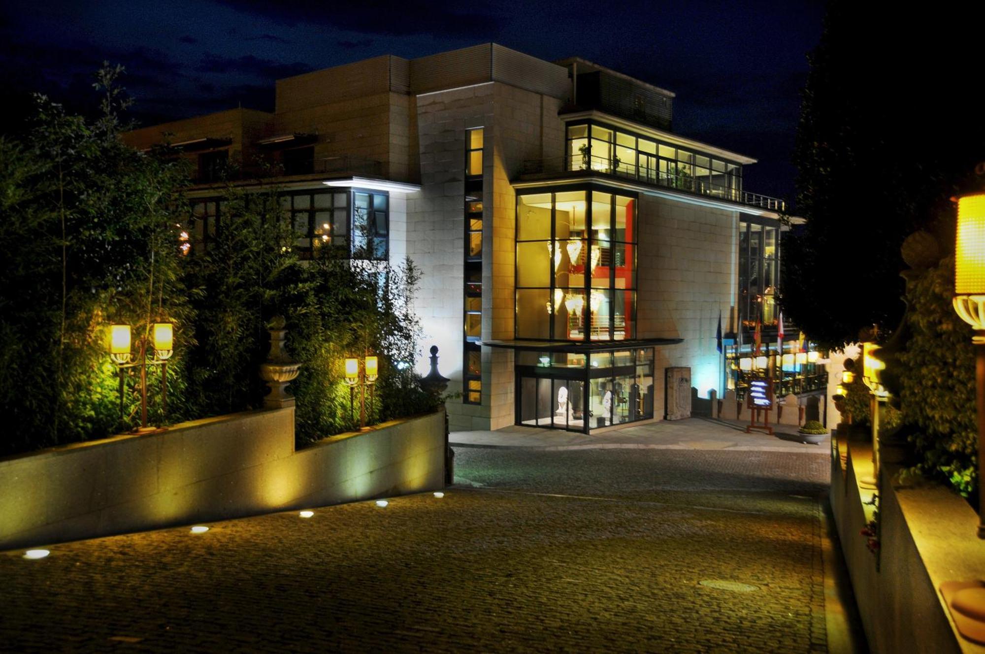 Pazo Los Escudos Hotel Spa & Resort Vigo Zewnętrze zdjęcie The main entrance of the museum